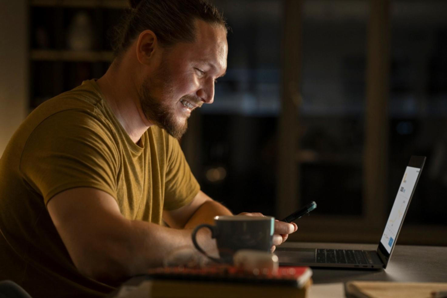 Teilnehmer diskutieren Strategien in entspannter Atmosphäre