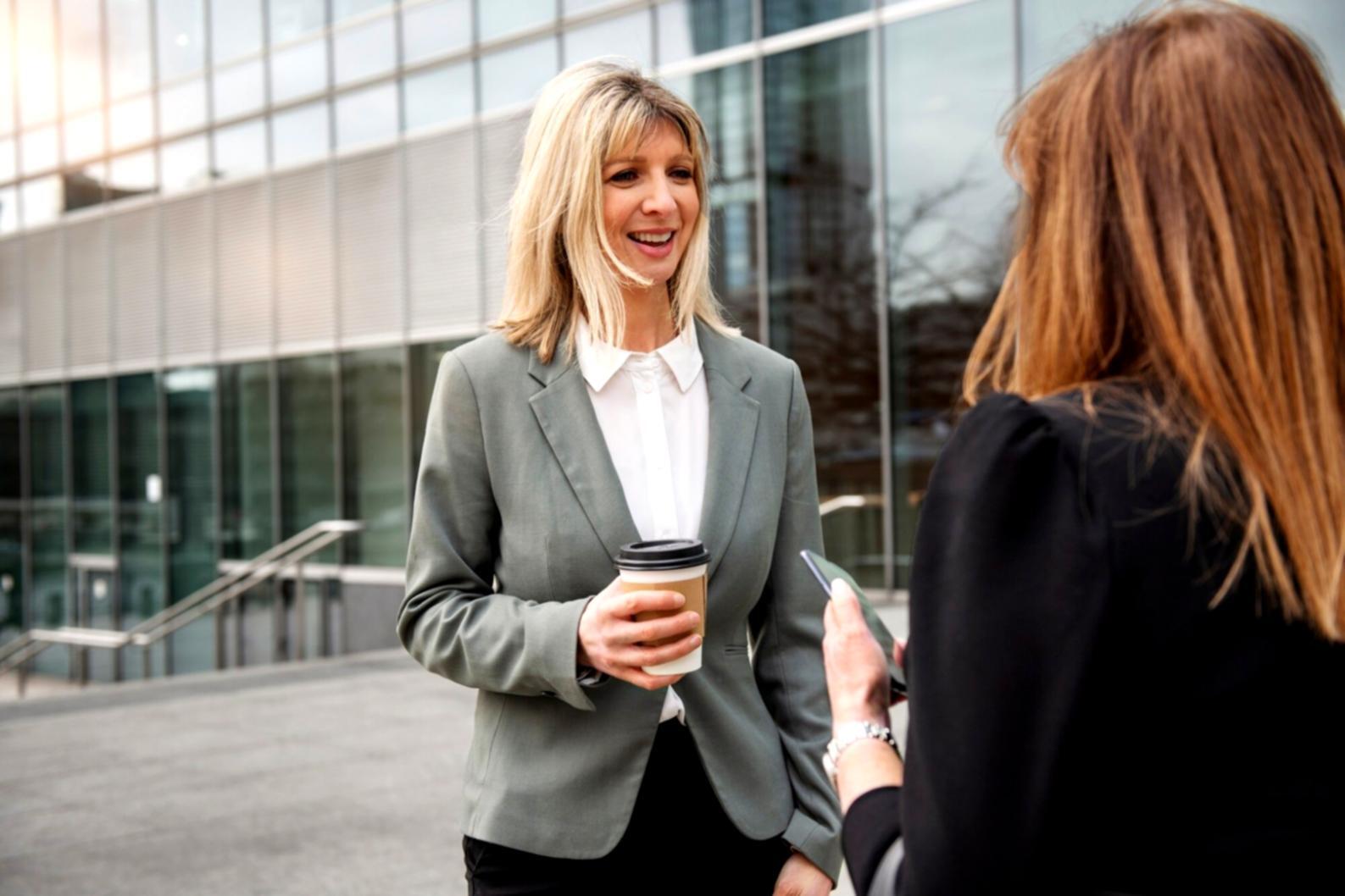 Modernes digitales Klassenzimmer mit interaktiver Technologie