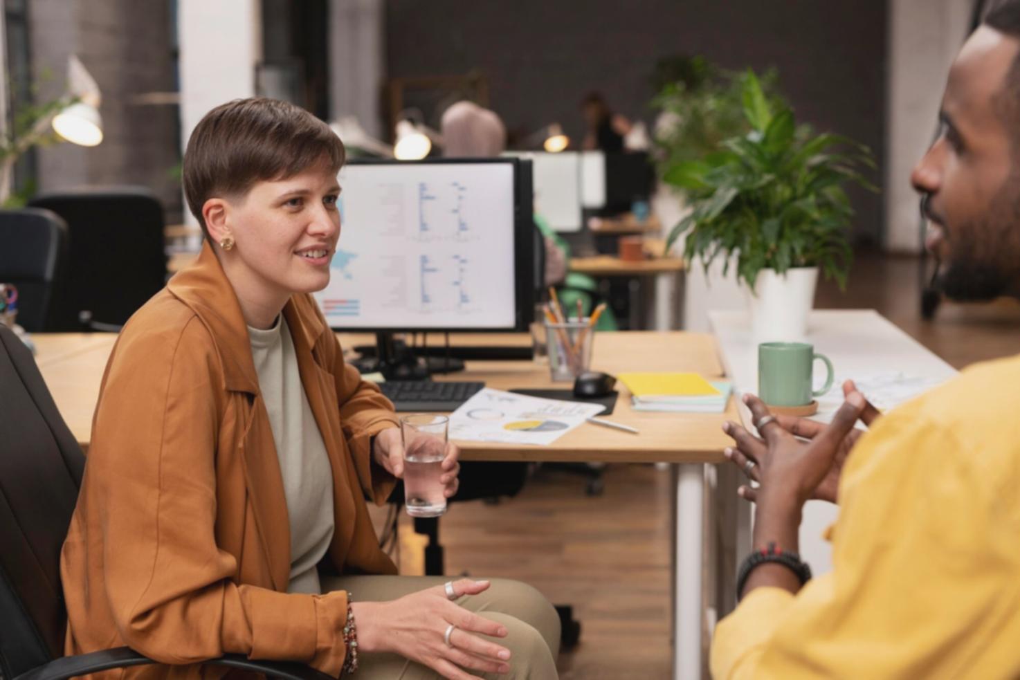Professionelle Budgetverhandlung in modernem Konferenzraum