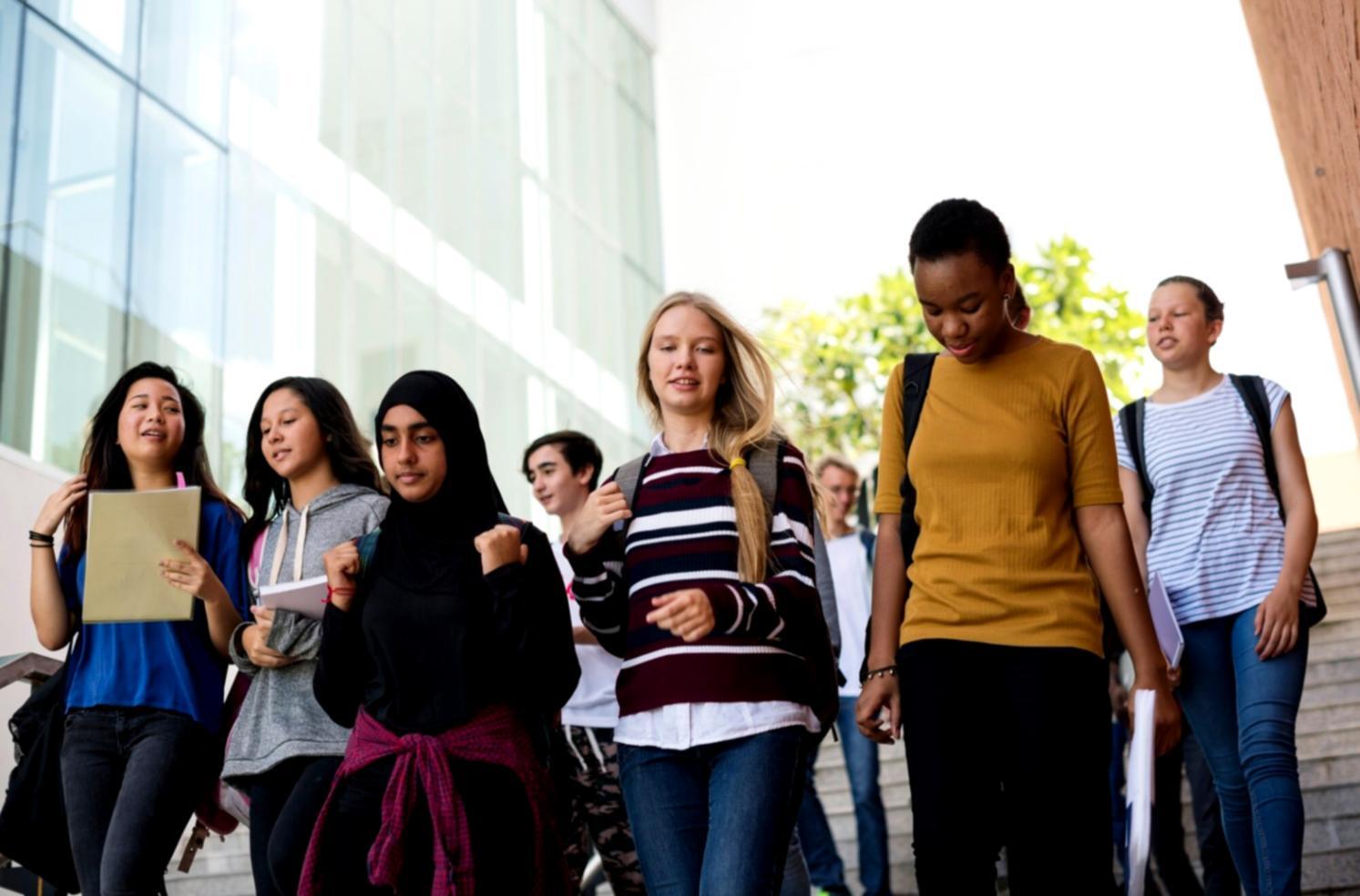 Professionelle Budgetverhandlung in modernem Büroumfeld